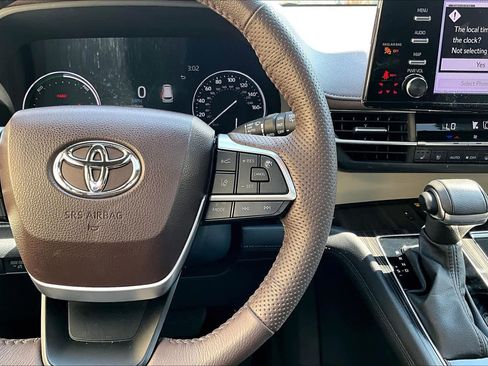 Certified 2023 Toyota Sienna Platinum FWD image 25