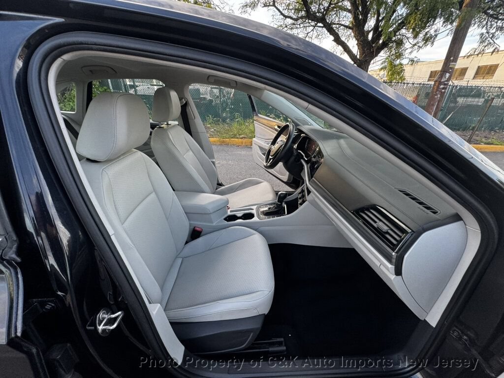 Used 2019 Volkswagen Jetta SEL w/ Cold Weather Package FWD image 22