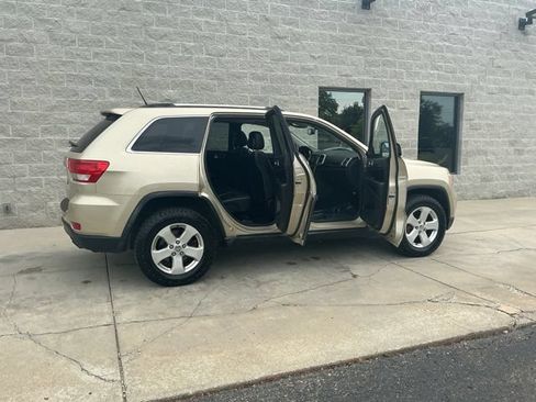 Used 2011 Jeep Grand Cherokee Laredo AWD/4WD image 11