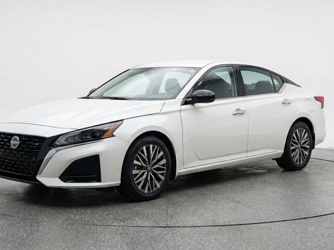 Used 2025 Nissan Altima 2.5 SV image 3