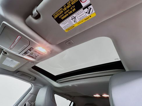 Used 2023 Toyota Highlander XLE image 14