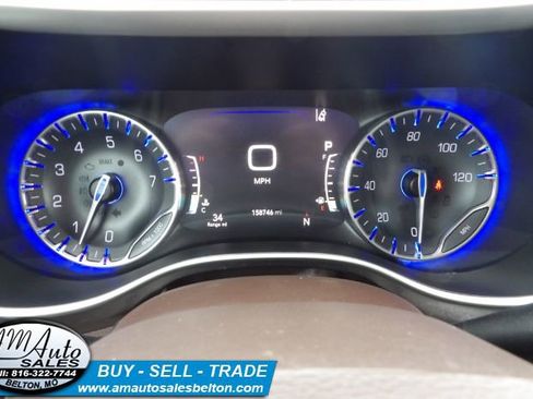 Used 2018 Chrysler Pacifica Touring-L w/ Advanced Safetytec Group image 2