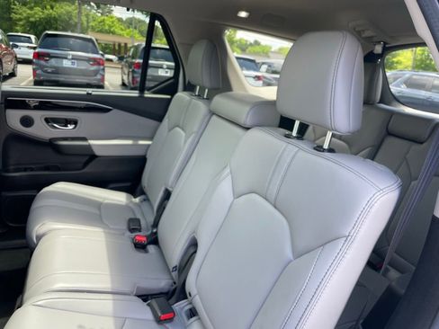Used 2025 Honda Pilot Touring image 40