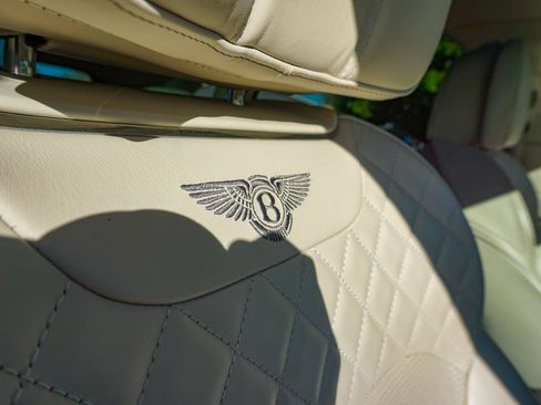 Used 2017 Bentley Bentayga AWD/4WD image 37