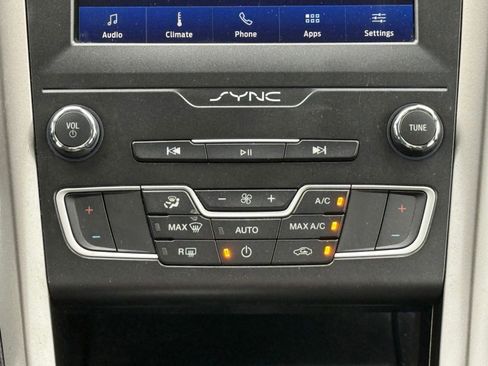 Used 2020 Ford Fusion SE FWD image 21