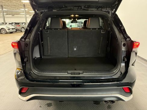 Used 2022 Toyota Highlander XSE AWD/4WD image 25