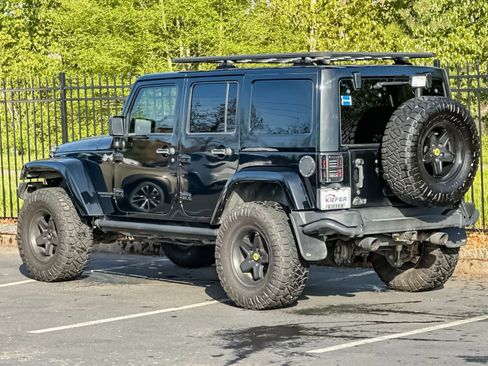 Used 2013 Jeep Wrangler Unlimited Sahara AWD/4WD image 6