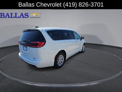 Used 2024 Chrysler Pacifica Touring-L FWD image 8