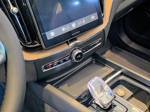 New 2026 Volvo XC60 B5 Ultra w/ Climate Package AWD/4WD image 12