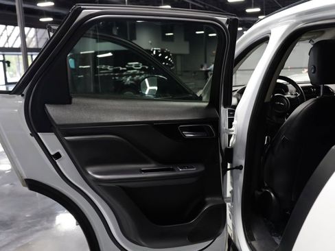 Used 2017 Jaguar F-PACE Premium image 18
