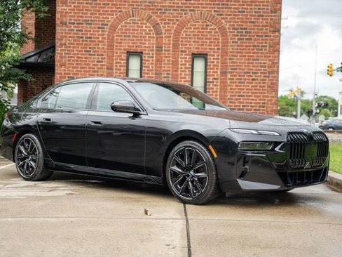 Used 2024 BMW 740i xDrive AWD/4WD image 3