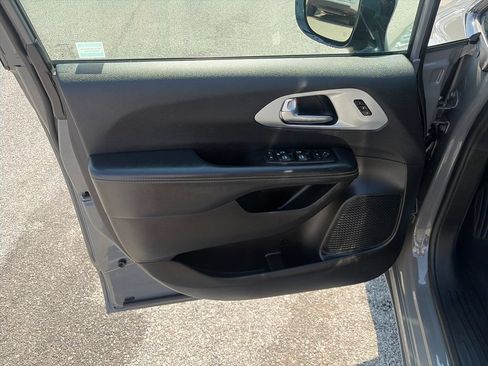 Used 2025 Chrysler Pacifica Limited FWD image 11