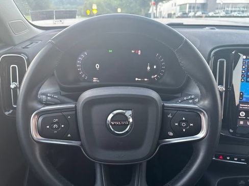 Used 2025 Volvo XC40 B5 Core AWD/4WD image 2