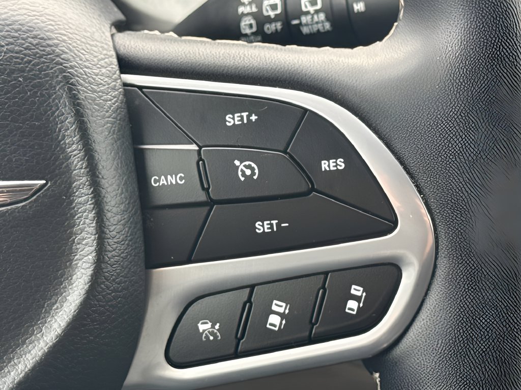 Used 2024 Chrysler Pacifica Touring-L FWD image 17