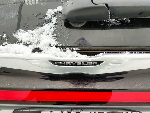 Used 2024 Chrysler Pacifica Touring-L image 16