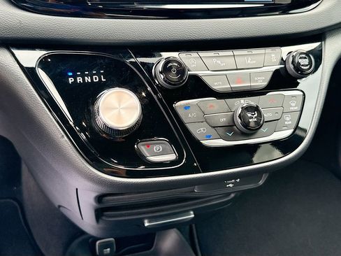 Used 2026 Chrysler Pacifica Select image 17