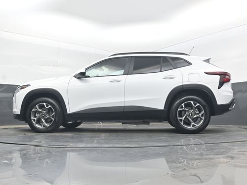 Used 2025 Chevrolet Trax LT FWD image 33