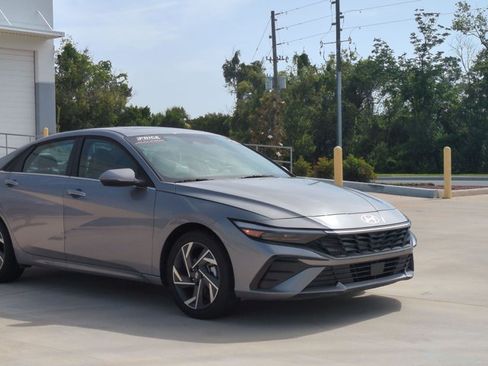 Used 2025 Hyundai Elantra Limited FWD image 3