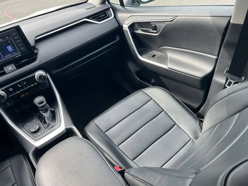Used 2021 Toyota RAV4 LE AWD/4WD image 11
