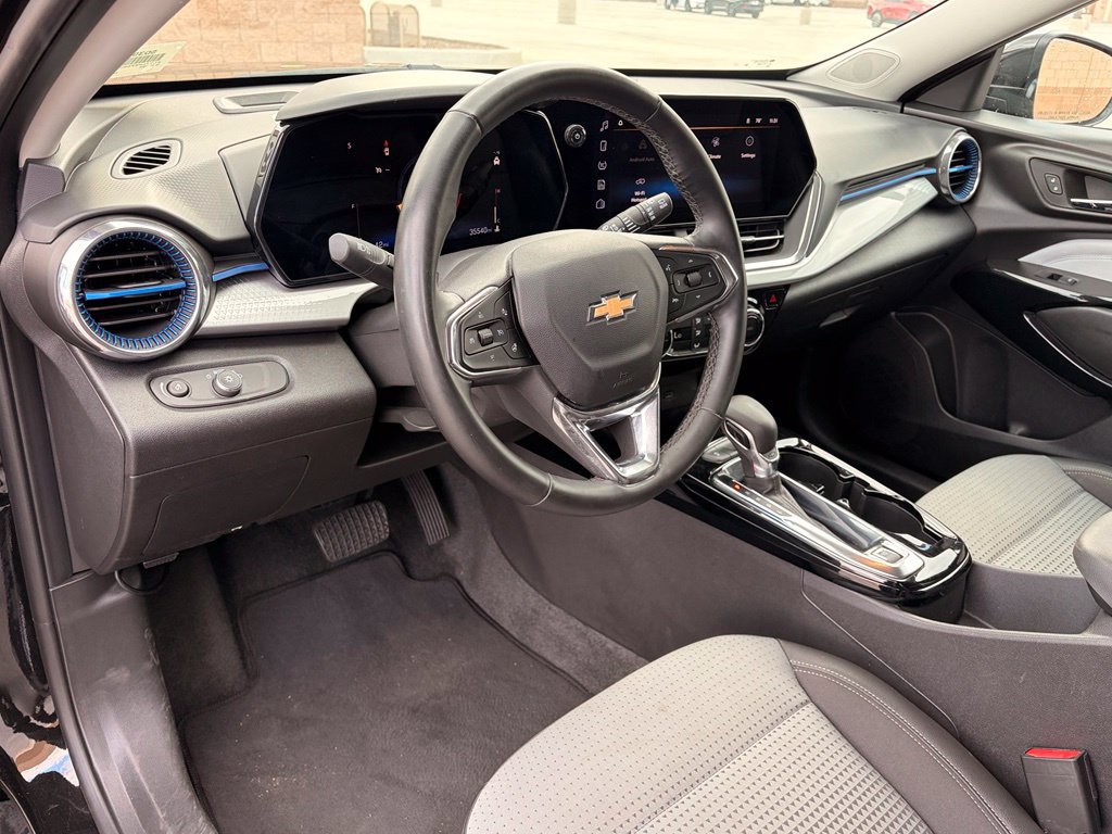 Used 2025 Chevrolet Trax LT w/ LT Convenience Package FWD image 12
