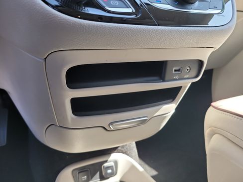 Used 2020 Chrysler Pacifica Limited FWD image 24