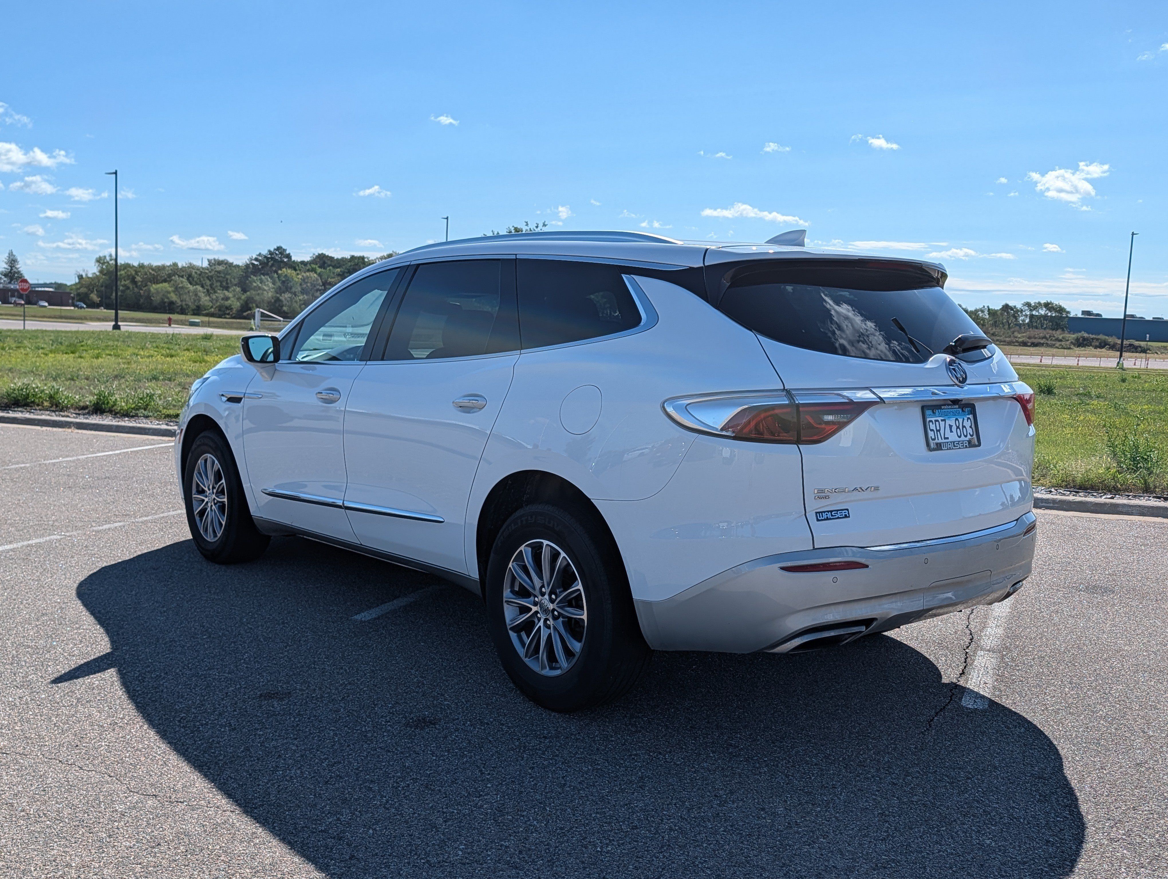 Used 2023 Buick Enclave Essence AWD/4WD image 3