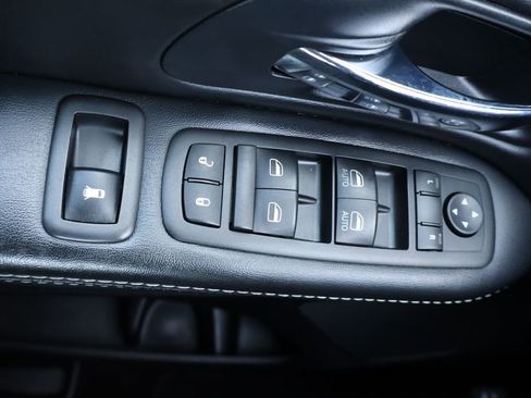 Used 2015 Chrysler Town & Country S w/ Driver Convenience Group FWD image 30