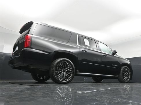 Used 2018 Chevrolet Suburban Premier AWD/4WD image 32