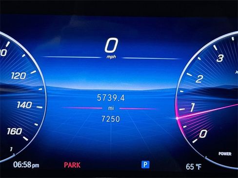 Used 2025 Mercedes-Benz GLC 300 4MATIC image 12