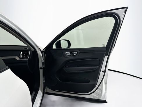 Used 2025 Volvo XC60 B5 Plus image 33