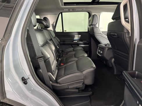 Used 2025 Ford Expedition Platinum AWD/4WD image 19
