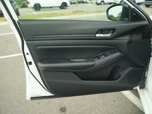 Used 2025 Nissan Altima 2.5 SV FWD image 13