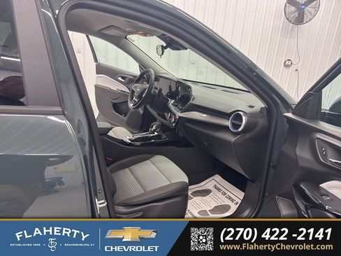 Used 2025 Chevrolet Trax LT w/ Driver Confidence Package image 13