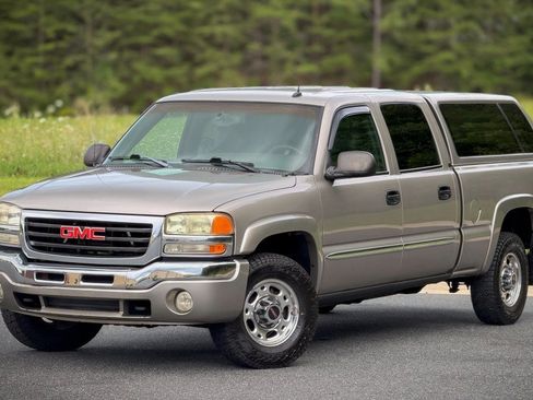 Used 2003 GMC Sierra 1500 SLT w/ SLT Preferred Equipment Group AWD/4WD image 2