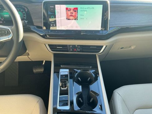 Used 2025 Volkswagen Atlas SEL image 11