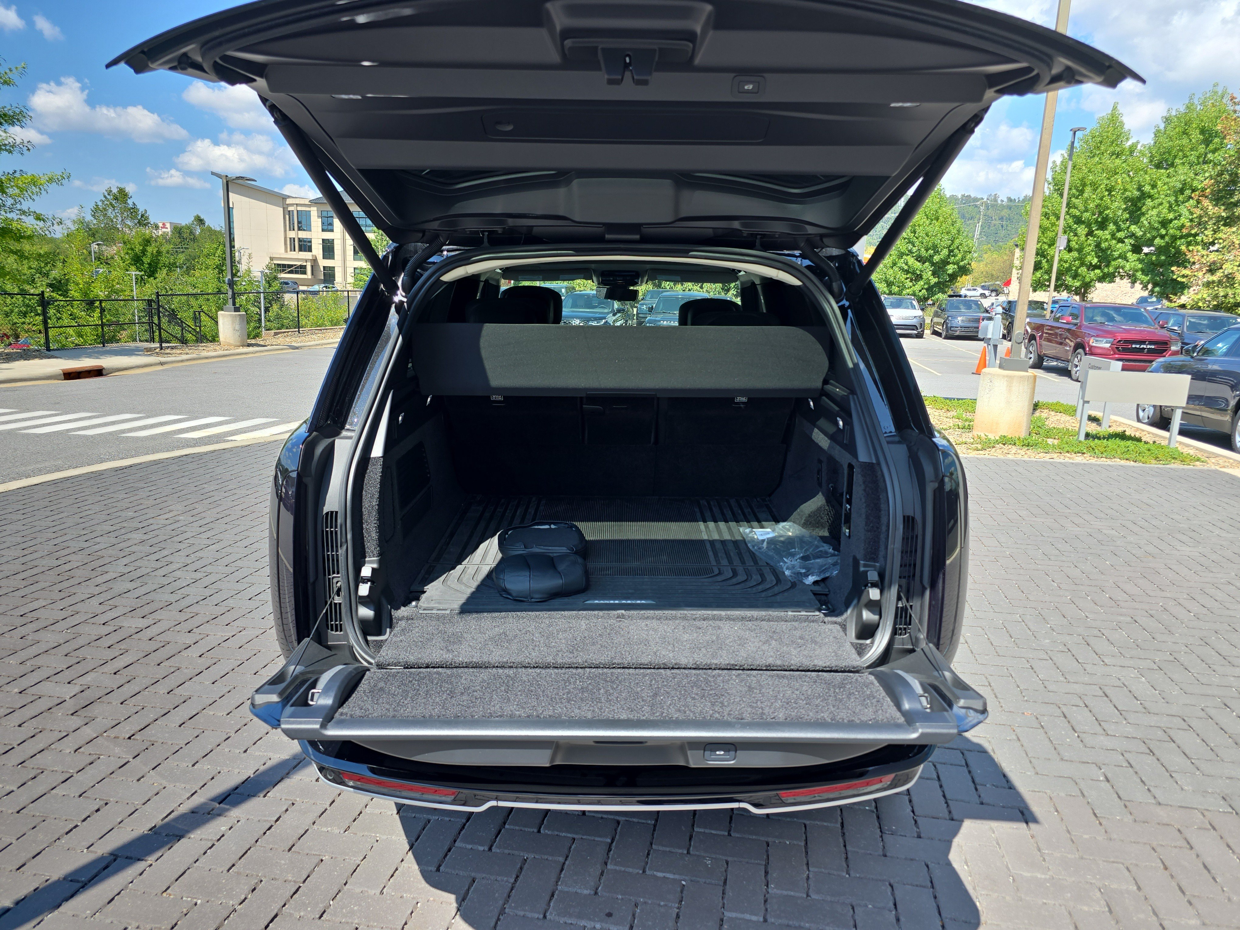 Certified 2024 Land Rover Range Rover Autobiography AWD/4WD image 7
