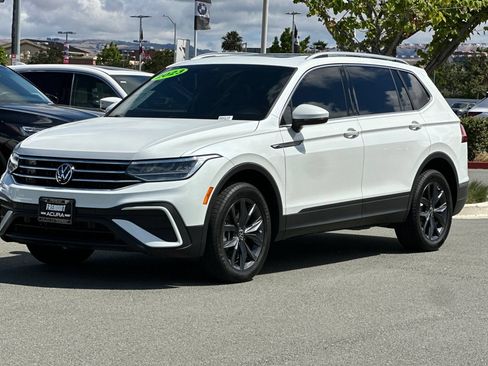 Used 2023 Volkswagen Tiguan SE w/ Panoramic Sunroof Package FWD image 8