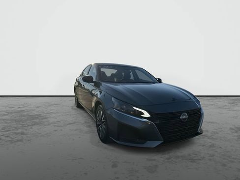 Used 2024 Nissan Altima 2.5 SV image 2