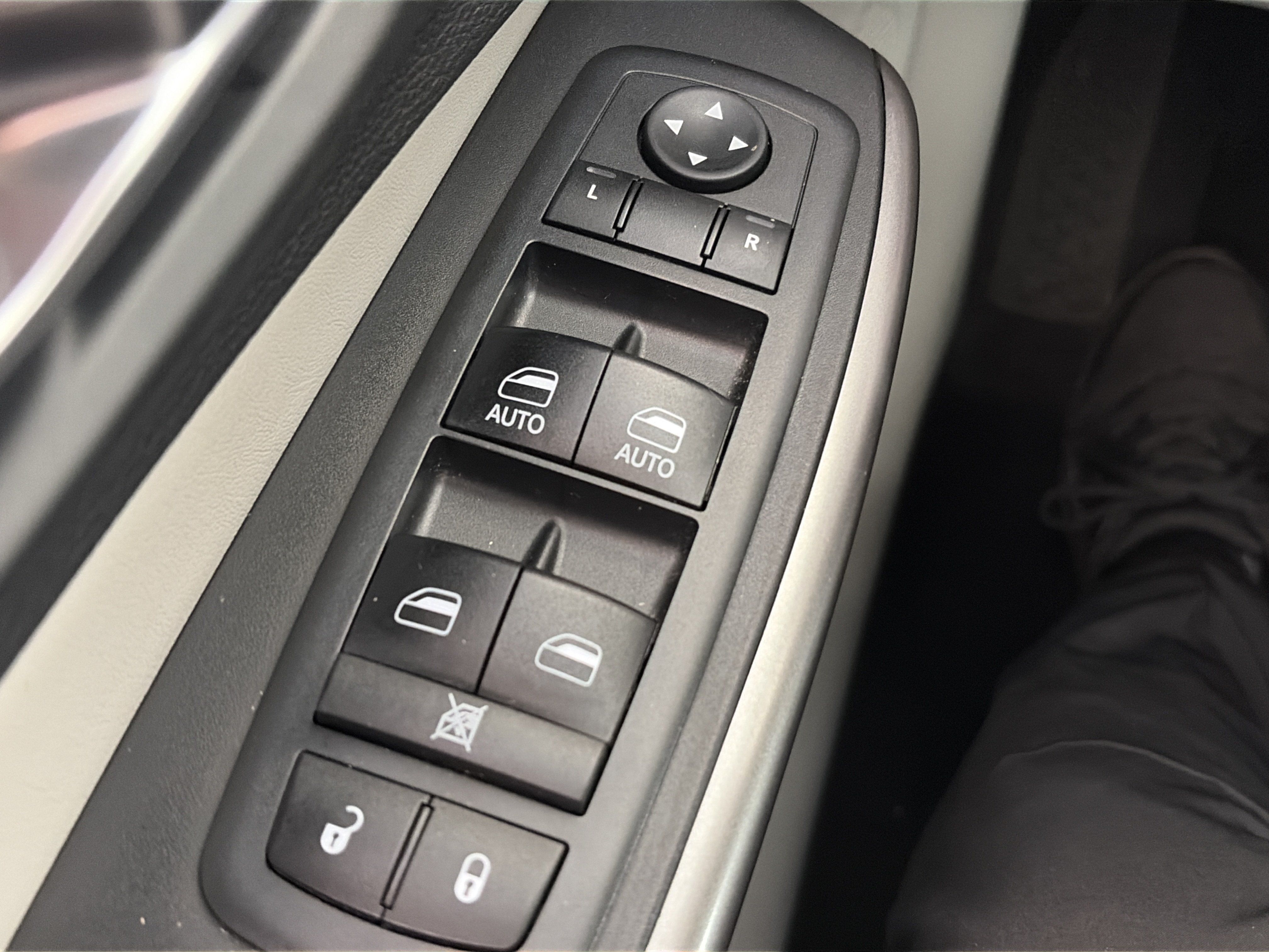 Used 2019 Jeep Cherokee Limited w/ Luxury Group AWD/4WD image 35