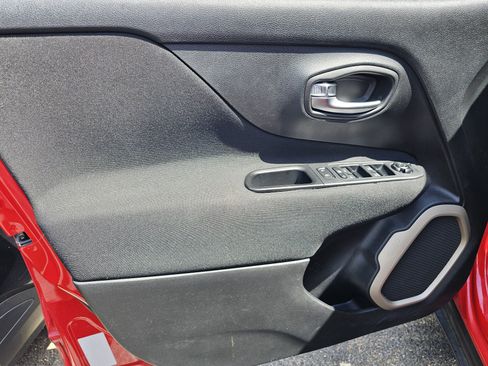 Used 2016 Jeep Renegade Latitude w/ Popular Equipment Group image 13