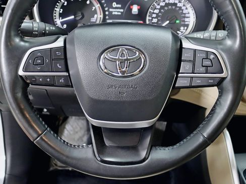 Used 2024 Toyota Highlander XLE AWD/4WD image 16