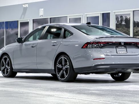 Used 2025 Honda Accord Sport image 3
