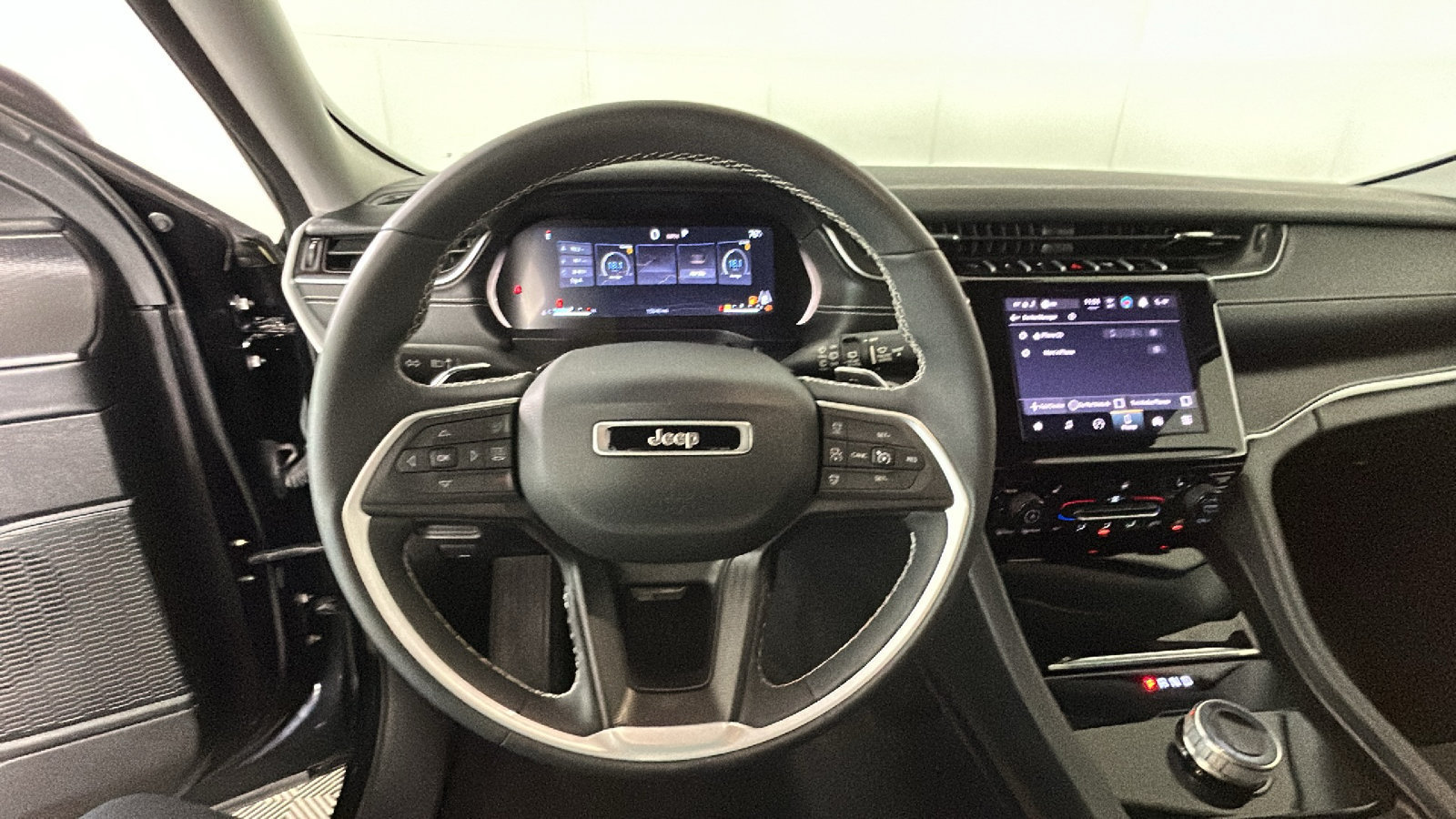 Used 2023 Jeep Grand Cherokee Laredo w/ Luxury Tech Group I AWD/4WD image 18