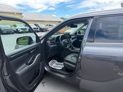 Used 2021 Toyota Highlander XLE AWD/4WD image 20