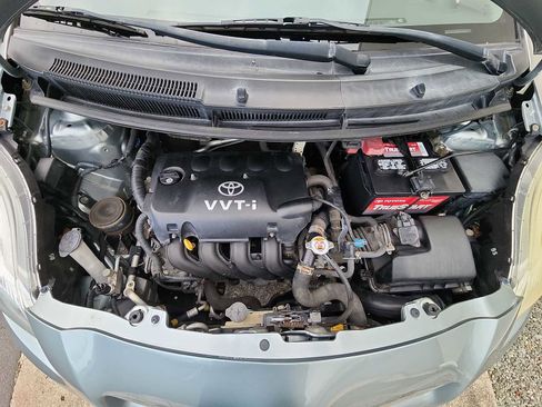 Used 2011 Toyota Yaris image 11