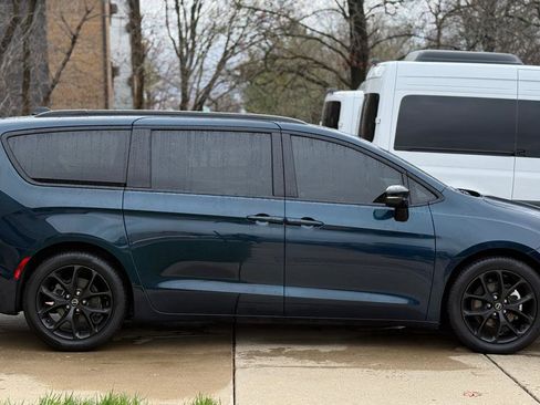 Used 2025 Chrysler Pacifica Limited image 8