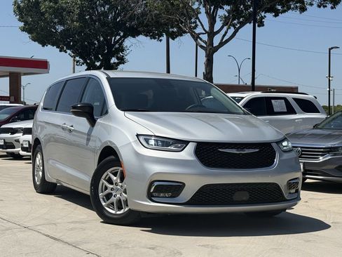 Used 2024 Chrysler Pacifica Touring-L FWD image 2