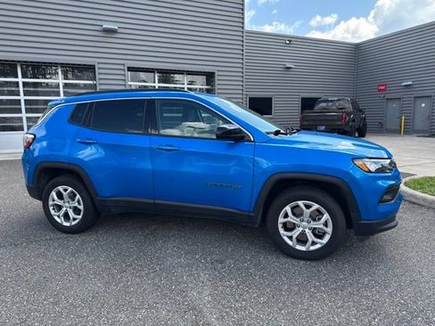 Used 2024 Jeep Compass Latitude AWD/4WD image 3