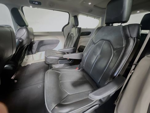 Used 2020 Chrysler Pacifica Limited FWD image 29