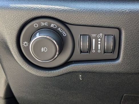 Used 2025 Chrysler Pacifica Select FWD image 16